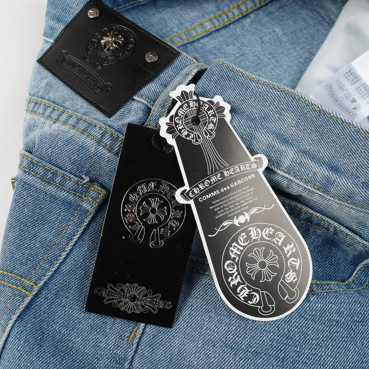 KE955 P280 The only correct leather label version on the market Chrome Hearts CH Dept.Aspen limited edition flared jeans Top ceiling quality 100% correct version The correct version is here!  Believe me this must be the best quality you will ever come across! ! Excellent value for money! !  Styles with different washes and textures are very friendly to people with thin legs and thick legs. The straight version is very flattering to the shape of the legs. The moderate length is timeless and easy to match. It is the basis of various styles and a must-have in the wardrobe! ! Add a little stacking to make the atmosphere easy to control. The fabric is stiff but the upper body is soft without losing texture. The sides and cuffs of some styles have a bone-wash effect. It’s really hard not to love it!  ✅Correctly customize the Croxin metal leather label on the back panel. It is definitely not sold directly with the cross on the finished jeans. 1:1 copying strives for excellence and the details are perfectly grasped. ✅The cross leather label is clear and smooth. Exquisite turning top craftsmanship. ✅Buttons, zippers and hardware are all customized versions of the Croxin LOGO. ✅High-cost washing process. Size: 28 30 32 34 36